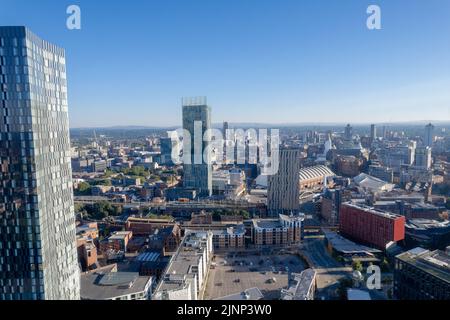 Manchester City Centre Drone Aerial View Above Building Work Skyline Construction Blue Sky Summer Beetham Tower Deansgate Square 2022 Stockfoto