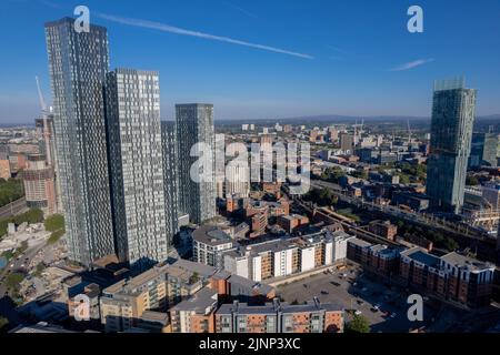 Manchester City Centre Drone Aerial View Above Building Work Skyline Construction Blue Sky Summer Beetham Tower Deansgate Square 2022 Stockfoto