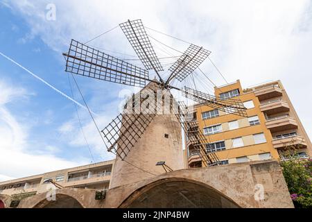 Palma de Mallorca, Spanien. Historische Windmühlen in der Straße Carrer de la Industria Stockfoto