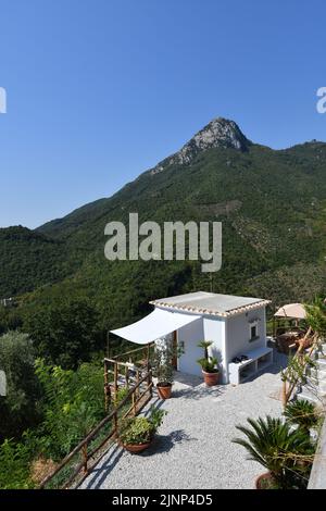 Ein isoliertes Haus in der Landschaft von Albori, einem Dorf in den Bergen der Amalfiküste in Italien. Stockfoto