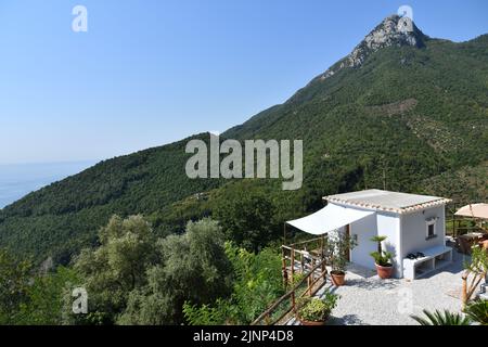 Ein isoliertes Haus in der Landschaft von Albori, einem Dorf in den Bergen der Amalfiküste in Italien. Stockfoto