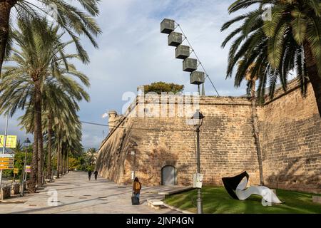 Palma de Mallorca, Spanien. Mauern und Mauern der Baluard de Sant Pere (St. Peter Bastion), eine moderne Kunst und ehemalige Festung Stockfoto