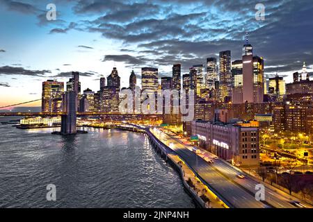 Skyline von New York City Downtown und Brooklyn Bridge Dämmerungsansicht, Vereinigte Staaten von Amerika Stockfoto