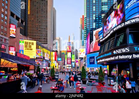 New York, USA - 23 2022. März: New York City Times Square Lichter und Architektur Blick auf die Straße in der Dämmerung. Einer der geschäftigsten Orte in New York, besucht Stockfoto