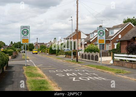 Sicherheitszone der Schule mit Geschwindigkeitsbegrenzungszeichen und obligatorischer No-Stop-Zone, Laburnum Drive, Cherry Willingham, Lincolnshire 2022 Stockfoto