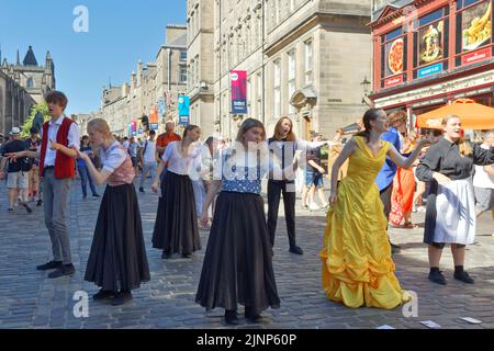 Edinburgh, Schottland, 11. August 2022 Festival Fringe in der Royal Mile treten eine Gruppe von Sängern und Tänzern aus dem Stück Beauty and the Beast auf Stockfoto