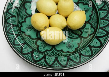 Zitronen in einem wunderschönen grünen marokkanischen Gericht Stockfoto