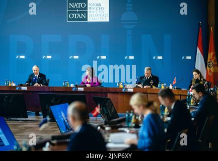 Berlin. 15.. Mai 2022. Die stellvertretende NATO-Generalsekretärin Mircea Geoana, Bundesaußenministerin Annalena Baerbock (Bündnis 90, die Grünen) und der Vorsitzende des NATO-Militärausschusses Rob Bauer (L - R) während des informellen Treffens der NATO-Außenminister am 15. Mai 2022 in Berlin. Kredit: dpa/Alamy Live Nachrichten Stockfoto