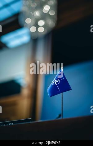 Berlin. 15.. Mai 2022. NATO-Flagge beim informellen Treffen der NATO-Außenminister am 15. Mai 2022 in Berlin. Kredit: dpa/Alamy Live Nachrichten Stockfoto