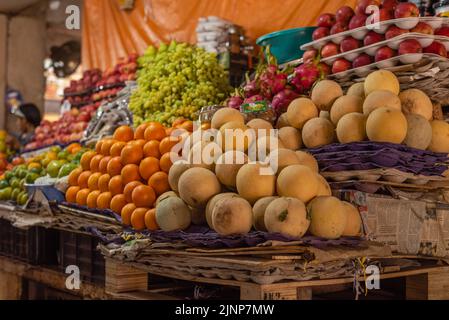 Panaji Goa Indien April 2022: Indische Obst- und Gemüselieferanten verkaufen ihre Produkte an Einheimische in einem lokalen Markt in Indien, Goa. Inflation und Stockfoto