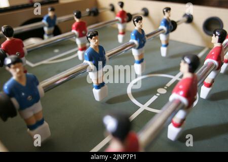 Tischfußball, Subbuteo oder Tischfußball, übernommen von oben Stockfoto