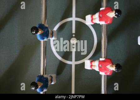 Tischfußball, Subbuteo oder Tischfußball, übernommen von oben Stockfoto