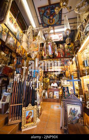 Innenansicht eines farbenfrohen religiösen Shops in Athen Stockfoto