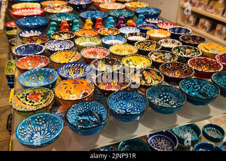Nahaufnahme von bunt dekorierten Schalen in einem Touristenladen in Athen Stockfoto