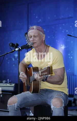 Six-Sänger Stefan Krähe live open air im Stadthallengarten. Görlitz, 12.08.2022 Stockfoto