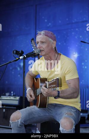 Six-Sänger Stefan Krähe live open air im Stadthallengarten. Görlitz, 12.08.2022 Stockfoto