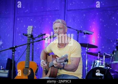 Six-Sänger Stefan Krähe live open air im Stadthallengarten. Görlitz, 12.08.2022 Stockfoto