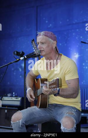 Six-Sänger Stefan Krähe live open air im Stadthallengarten. Görlitz, 12.08.2022 Stockfoto