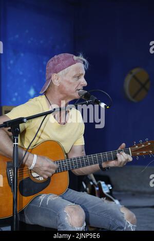 Six-Sänger Stefan Krähe live open air im Stadthallengarten. Görlitz, 12.08.2022 Stockfoto