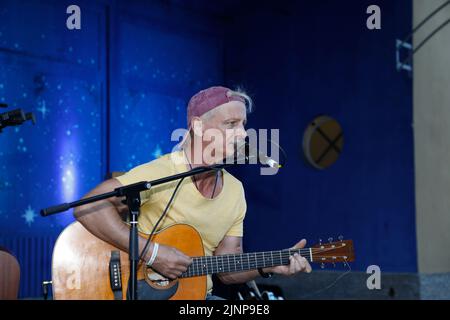 Six-Sänger Stefan Krähe live open air im Stadthallengarten. Görlitz, 12.08.2022 Stockfoto