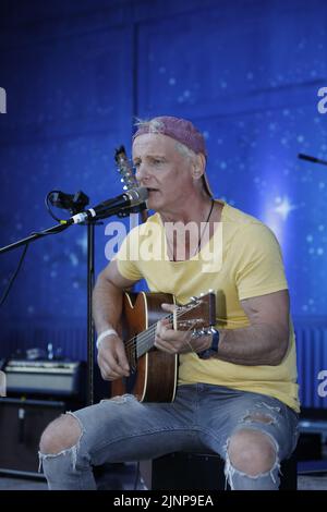 Six-Sänger Stefan Krähe live open air im Stadthallengarten. Görlitz, 12.08.2022 Stockfoto