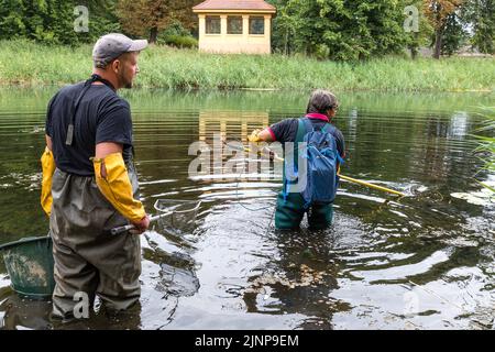 Senftenberg, Deutschland. 13. August 2022. Der Angler Ralf Stephan (l