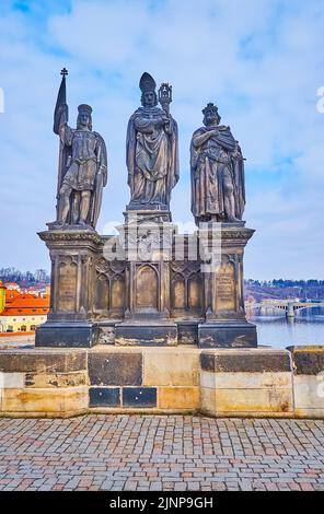 Die geschnitzten Steinstatuen von St. Norbert, St. Wenzel und St. Sigismund auf der historischen Karlsbrücke, Prag, Tschechische Republik Stockfoto