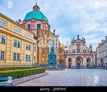 Das Denkmal von Karl IV., die grüne Bronzekuppel der St. Francis of Assisi Kirche und die skulpturale Fassade der St. Salvator Kirche, Kreuzfahrerplatz, Prag, Tschechien Stockfoto