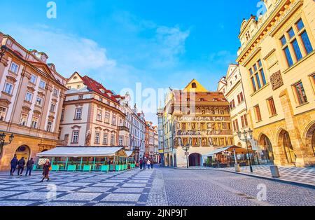 Altstädter Ring mit mittelalterlichen Stadthäusern und Herrenhäusern - Haus in der Minute (Dum U Minuty), mit Sgraffito Dekor bedeckt, Altstädter Ring, Prag, CZE Stockfoto