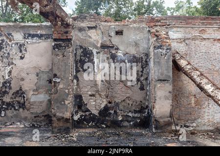 CHARKIW REG, UKRAINE - 30. Juli 2022: Vollständig zerstörtes Gebäude des Museums des ukrainischen Philosophen Hryhoriy Skovoroda. Russland zerstört das Skovoroda-Museum mit einem Raketenangriff in der Region Charkiw Stockfoto