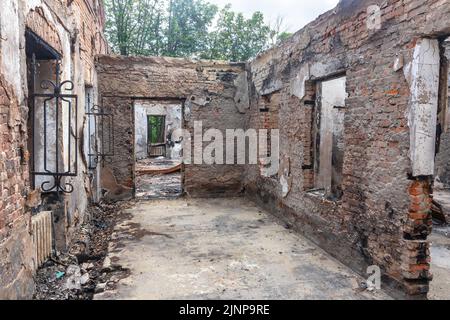 CHARKIW REG, UKRAINE - 30. Juli 2022: Vollständig zerstörtes Gebäude des Museums des ukrainischen Philosophen Hryhoriy Skovoroda. Russland zerstört das Skovoroda-Museum mit einem Raketenangriff in der Region Charkiw Stockfoto