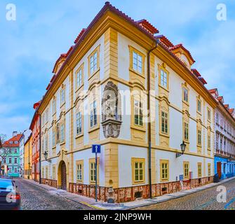 Die Ecke des historischen Herrenhauses, geschmückt mit einer Wandstatue des Hl. Florian, Nosticova Straße, Mala Strana, Prag, Tschechische Republik Stockfoto