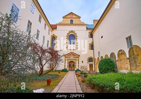 Der kleine grüne Maltesische Rittergarten vor der Muttergottes unter der Kettenkirche des Johanniter-Klosters, Prag, Tschechische Republik Stockfoto