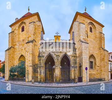 Panorama des mittelalterlichen steinernen Tores und der Glockentürme des Johanniter-Klosters, gelegen in der Lazenska-Straße, Kleinseite, Prag, Tschechische Republik Stockfoto