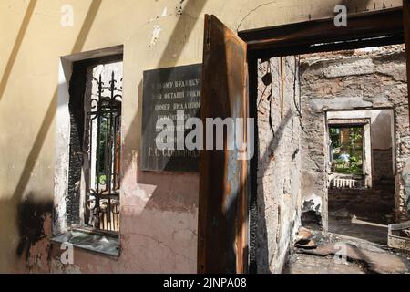 KHARKIV REG, UKRAINE - 30. Jul. 2022: Gedenktafel im Museumshof des ukrainischen Philosophen Hryhoriy Skovoroda. Russland zerstört das Skovoroda-Museum mit einem Raketenangriff in der Region Charkiw Stockfoto