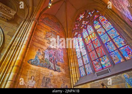 PRAG, Republik CAZECH - 6. MÄRZ 2022: Die Kapelle des Veitskathedrals mit Mosaiken und gotischen Glasfenstern, am 6. März in Prag Stockfoto