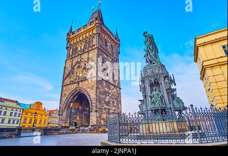 Historisches Denkmal für Karl IV., auf dem Kreuzfahrerplatz mit gotischer Altstadtbrücke Turm der Karlsbrücke im Hintergrund, Stare Mesto (Altstadt) Stockfoto