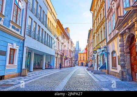 PRAG, TSCHECHISCHE REPUBLIK - 6. MÄRZ 2022: Celetna Street Gehäuse, dekoriert mit Stuckgirlanden, Skulpturen, Säulen und Pulverturm in Packground, auf Stockfoto