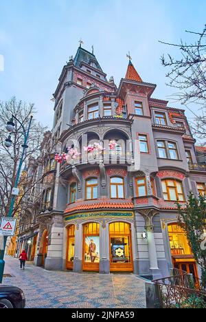 PRAG, TSCHECHISCHE REPUBLIK - 6. MÄRZ 2022: Parizska-Straße mit Blick auf die Ecke des verzierten Hauses in der Alten Synagoge, am 6. März in Prag Stockfoto