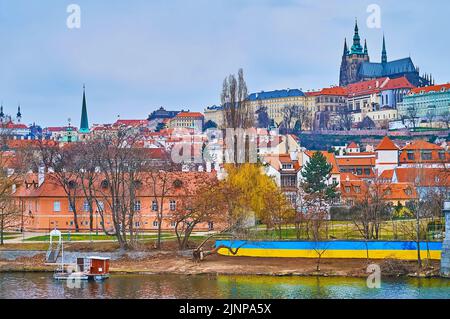 Der Blick auf das Flussufer auf die Kleinseite und den Burgberg, gekrönt von der St.-Veits-Kathedrale, Prag, Tschechische Republik Stockfoto