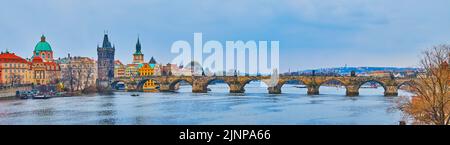 Panoramablick auf die mittelalterliche steinerne Karlsbrücke (Karluv Most) über die Moldau mit Blick auf den Altstädter Brückenturm, den Altstädter Wasserturm A Stockfoto