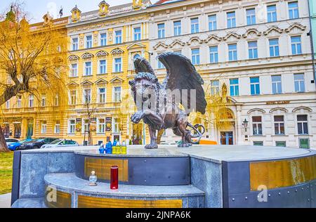 PRAG, TSCHECHISCHE REPUBLIK - 6. MÄRZ 2022: Das Geflügelte Löwendenkmal im Klarov-Park auf der Kleinseite vor historischen Gebäuden, am 6. März in Prag Stockfoto