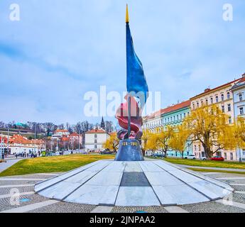 PRAG, TSCHECHISCHE REPUBLIK - 6. MÄRZ 2022: Der Klarov-Park in Mala Strana (Kleinseite) mit dem Denkmal der Widerstandsflagge, das den Opfern und dem wi gewidmet ist Stockfoto