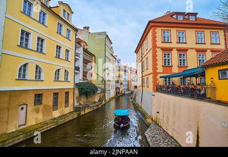 Das alte hölzerne Touristenboot schwimmt auf dem Teufelskanal (Certovka), der sich in der Kleinseite, Prag, Tschechien, befindet Stockfoto