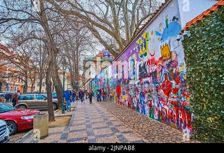 PRAG, TSCHECHISCHE REPUBLIK - 6. MÄRZ 2022: Das Denkmal der Lennon-Mauer ist ein bemerkenswertes Wahrzeichen des Platzes Velkoprevorske (Großpriorat) auf der Kleinseite, auf der M Stockfoto