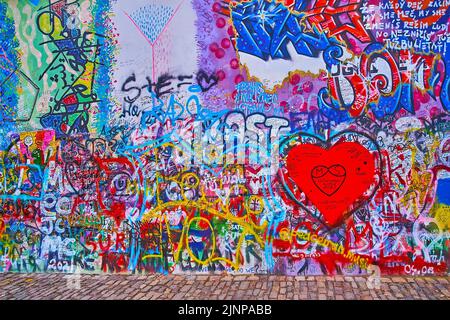 PRAG, TSCHECHISCHE REPUBLIK - 6. MÄRZ 2022: Die farbigen Entwürfe, Graffiti, Inschriften und Slogans des Lennon-Mauerdenkmals auf der Kleinseite am 6. März Stockfoto