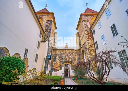 Das steinerne Tor des historischen Johanniter-Klosters mit dem Maltesischen Rittergarten im Vordergrund, Prag, Tschechische Republik Stockfoto