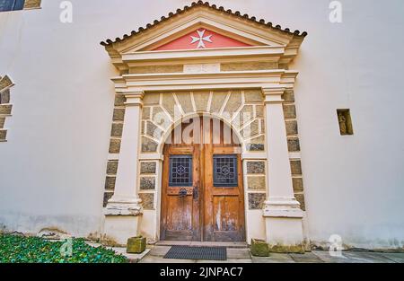 Der Eingang zur Kirche unserer Lieben Frau unter der Kette des Johanniter-Klosters, geschmückt mit Malteserkreuz und Wandsäulen, Prag, Tschechische Republik Stockfoto