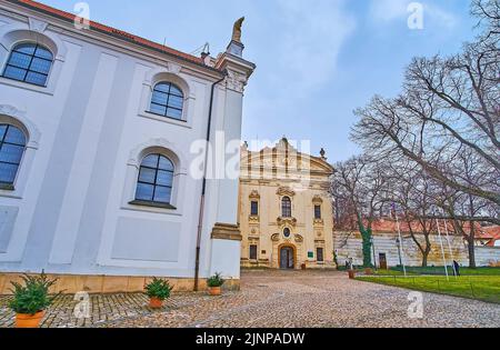 Die malerische Barockfassade der Bibliothek des Klosters Strahov, vom Strahovske Nadvori-Hof aus gesehen, Hradcany, Prag, Tschechische Republik Stockfoto