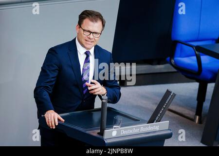 Berlin, Deutschland. 18.. Mai 2022. Carsten Schneider, Staatsminister bei der Bundeskanzlerin und Beauftragte der Bundesregierung für die Bundesrepublik Deutschland, spricht im Bundestag. Berlin, 18. Mai 2022 Quelle: dpa/Alamy Live News Stockfoto